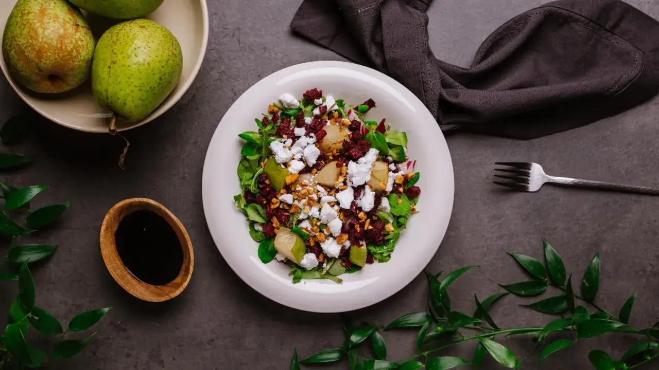 Sałatka z burakami, gruszką i fetą. Idealna inspiracja, co można jeść karmiąc piersią, tabela składnik&oacute;w w zasięgu wzroku.