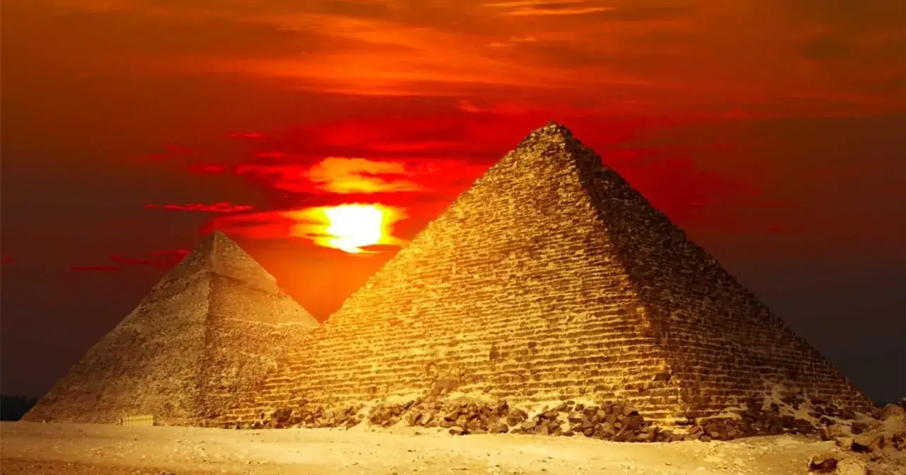 Zach&oacute;d słońca nad piramidami w Egipcie. Niezapomniane egipt atrakcje, kt&oacute;re zapierają dech w piersiach.