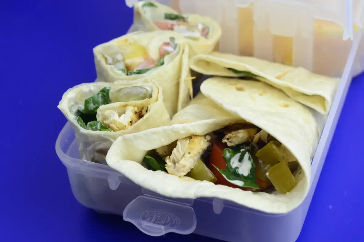 Tortille z kurczakiem i warzywami w pojemniku. Czy można jeść tortille na diecie? Tak, jeśli są przygotowane ze zdrowych składników!