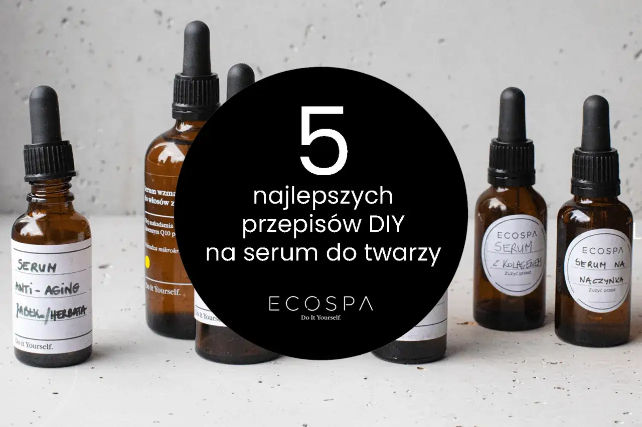 Kobieta nakładająca serum na twarz uśmiechnięta