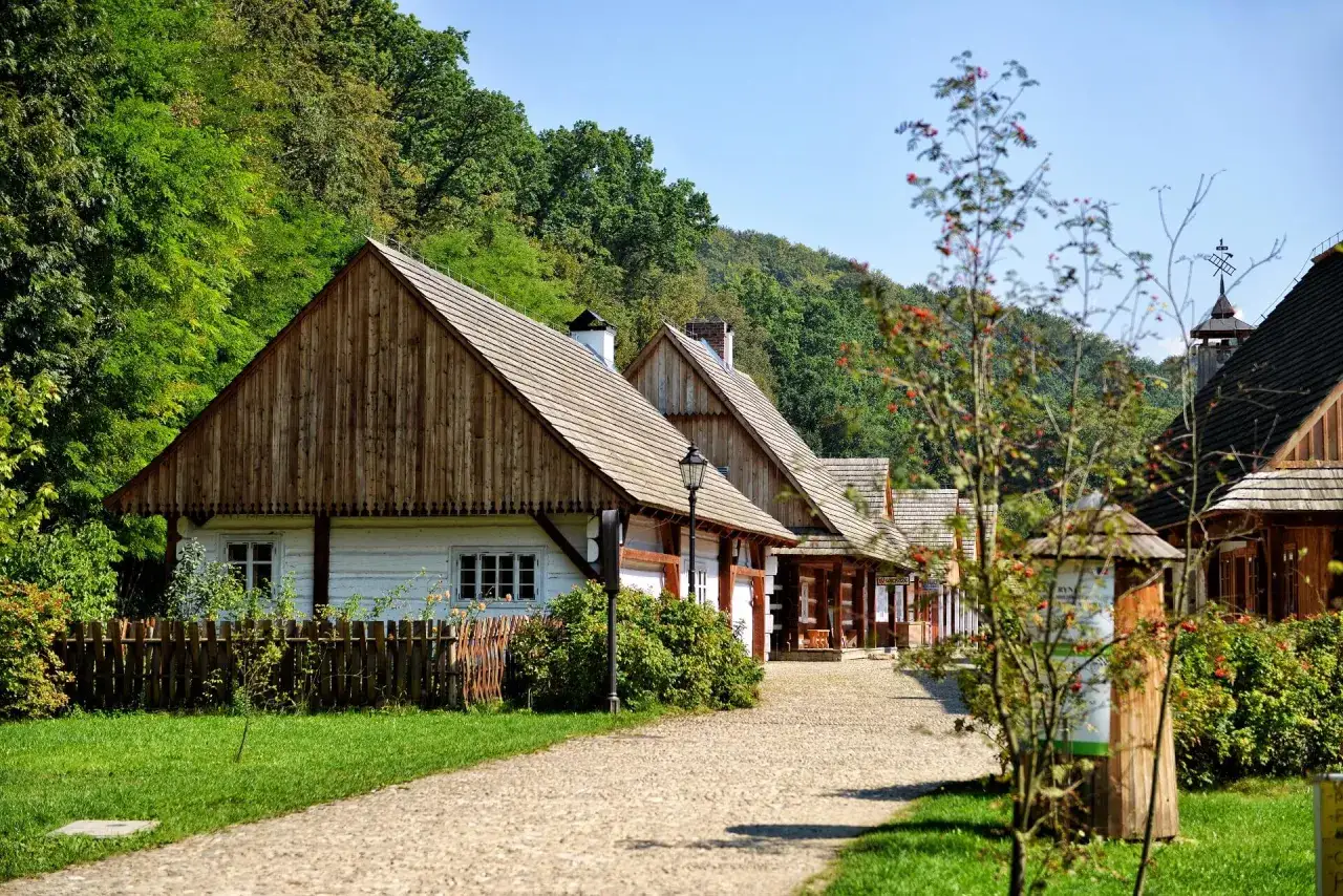 Skansen w Sanoku, z kt&oacute;rego słynie to miejsce, prezentuje tradycyjną architekturę drewnianą.