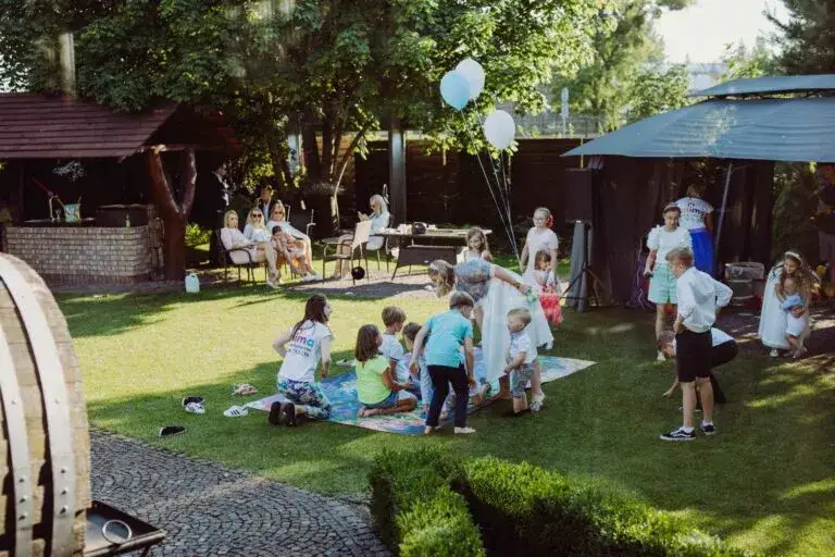 przyjęcie komunijne w restauracji lub ogrodzie