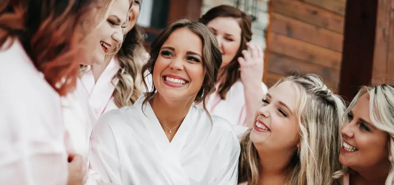 Radosny weekend na Dzień Kobiet! Grupa przyjaciółek w szlafrokach śmieje się i cieszy wspólnym czasem.