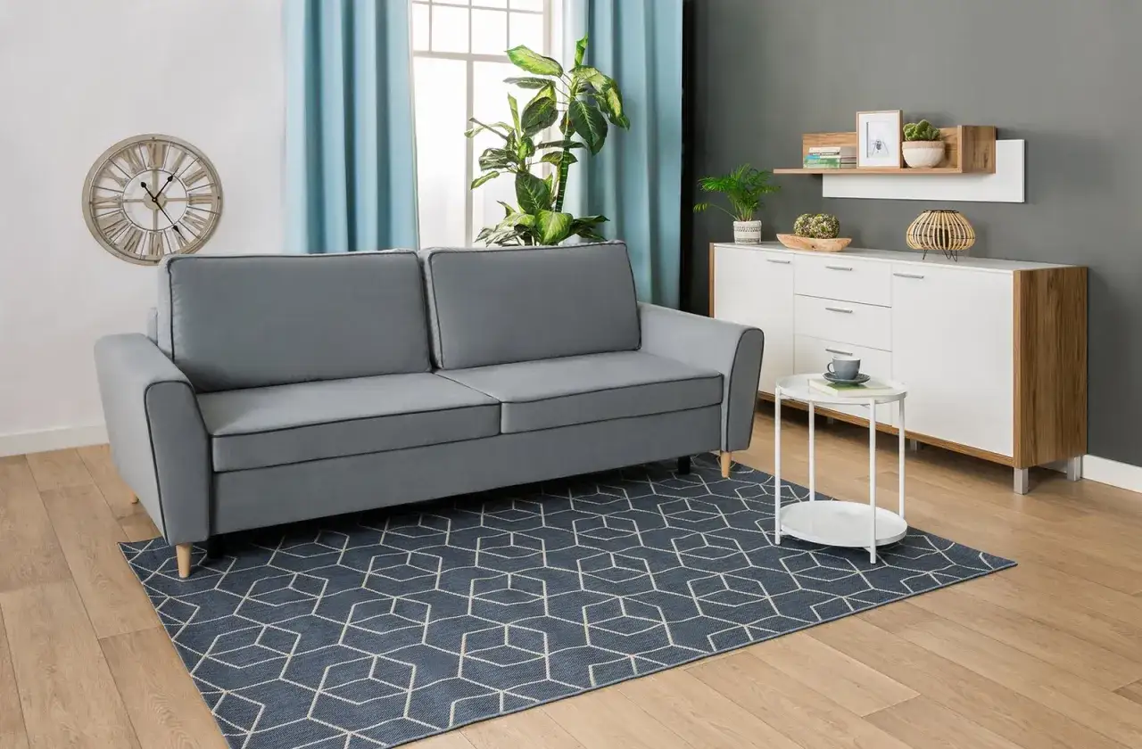 Szare ściany świetnie komponują się z białymi meblami i szarą kanapą, tworząc nowoczesne wnętrze.