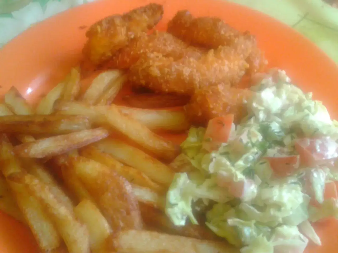 Nuggetsy z frytkami i surówką