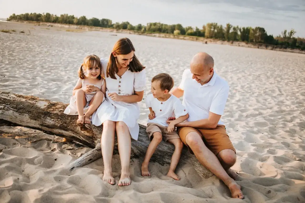 Osoba czująca się niezręcznie pozując do zdjęcia na wakacjach
