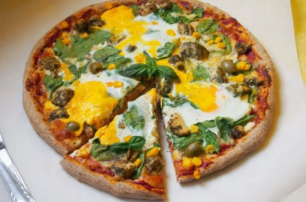 Pizza z jajkiem w gniazdku ze szpinaku