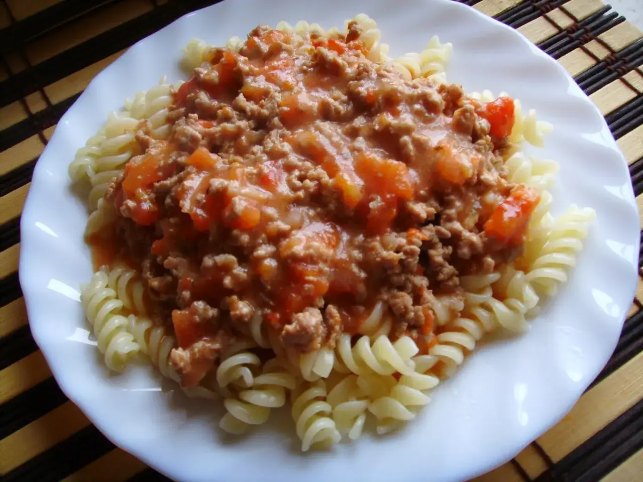 Makaron fusilli z gęstym sosem ragu