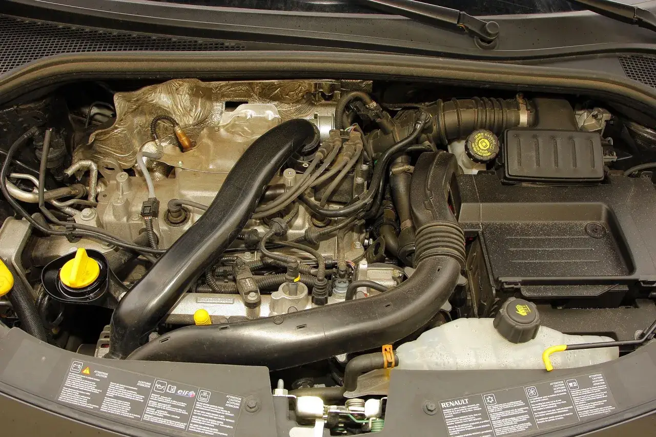 Silnik benzynowy Renault, z widocznymi przewodami i elementami układu dolotowego. To dowód na niezniszczalne silniki benzynowe.