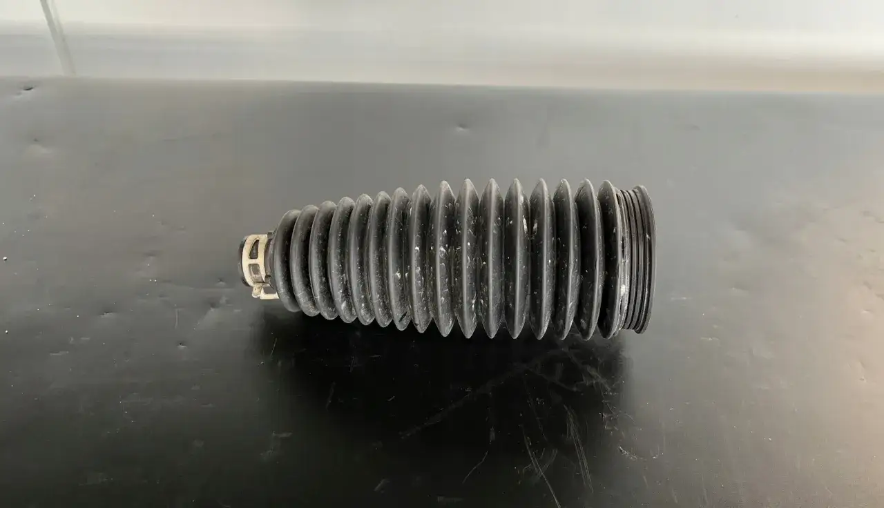 Uszkodzona osłona drążka kierowniczego maglownica