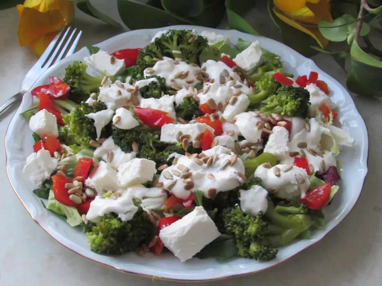sałatka z głąba brokuła z fetą