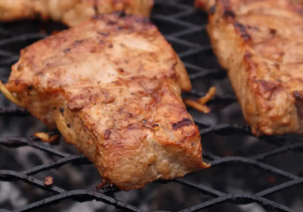 Soczysta łopatka z grilla, rumiana i pachnąca, idealna na letnie popołudnie.