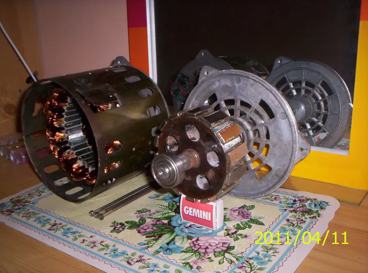 Części silnika, które mogą posłużyć do zbudowania prądnicy. Widoczny wirnik i stojan z uzwojeniem.