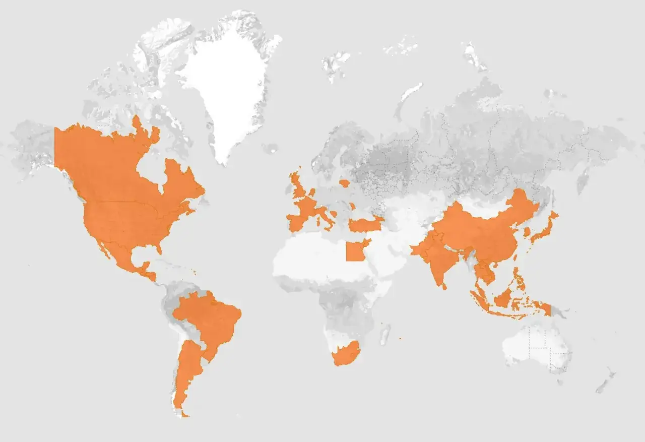 Mapa świata z zaznaczonymi na pomarańczowo krajami, gdzie Nike ma swoje oddziały. Z jakiego kraju jest Nike? Z USA, ale działa globalnie.