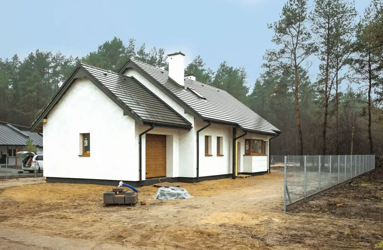 Nowy dom w lesie, gotowy do odbioru. Przegląd budowlany roczny potwierdza jakość wykonania.