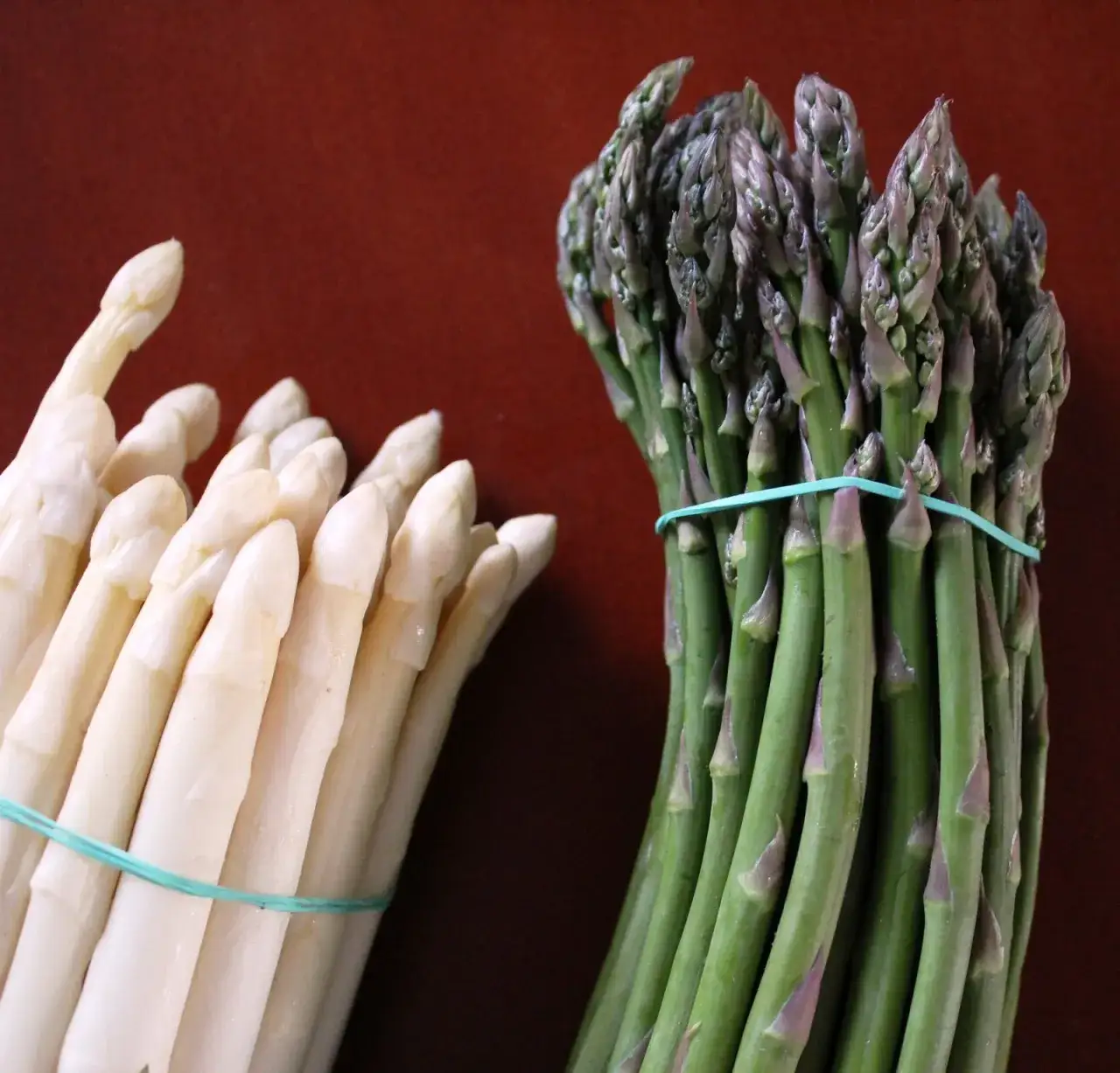 Świeże szparagi zielone i białe na straganie