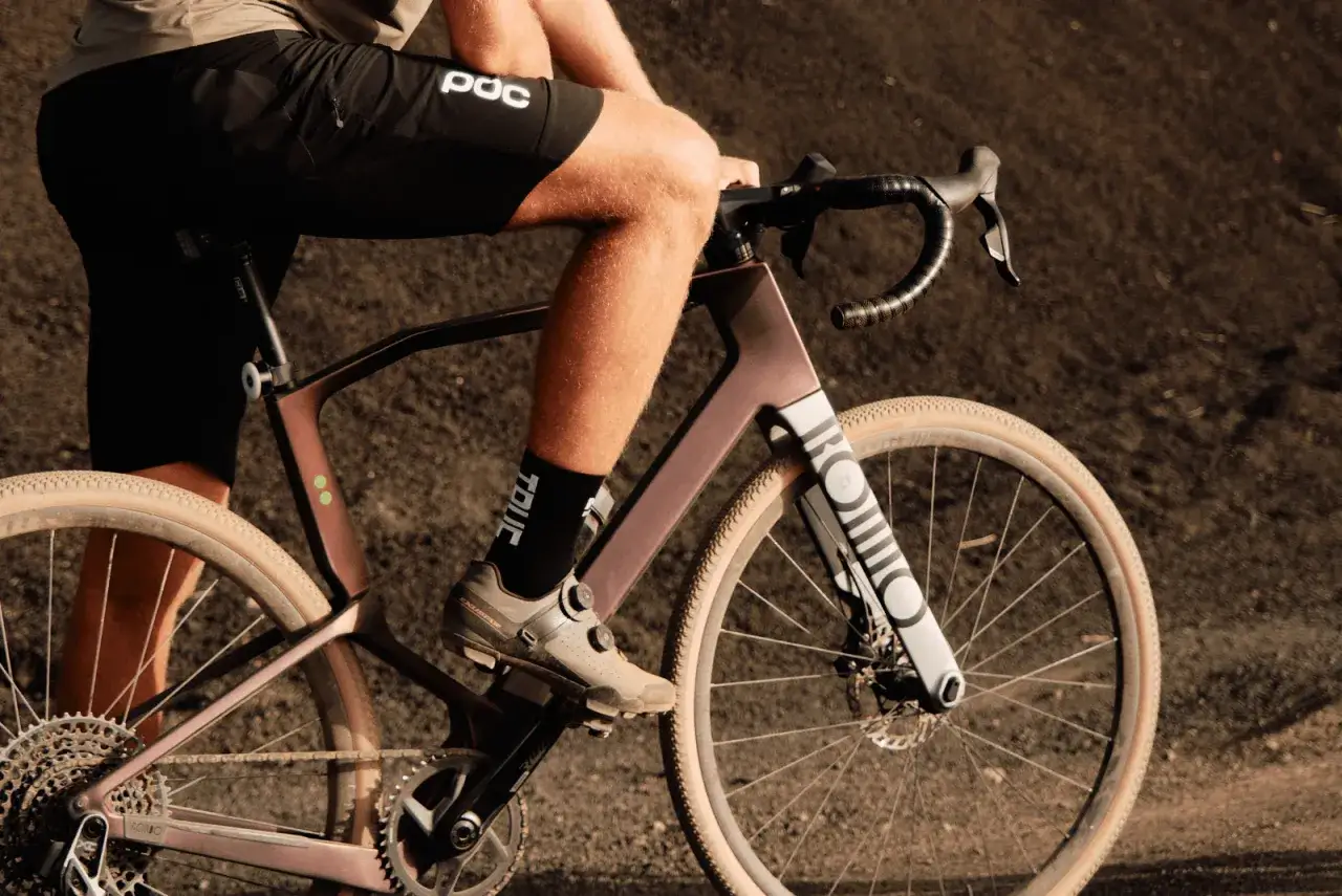 Rowerzysta na gravelu. Czy jazda na rowerze wzmacnia mięsień czworogłowy? Tak, podczas pedałowania pracują nogi.
