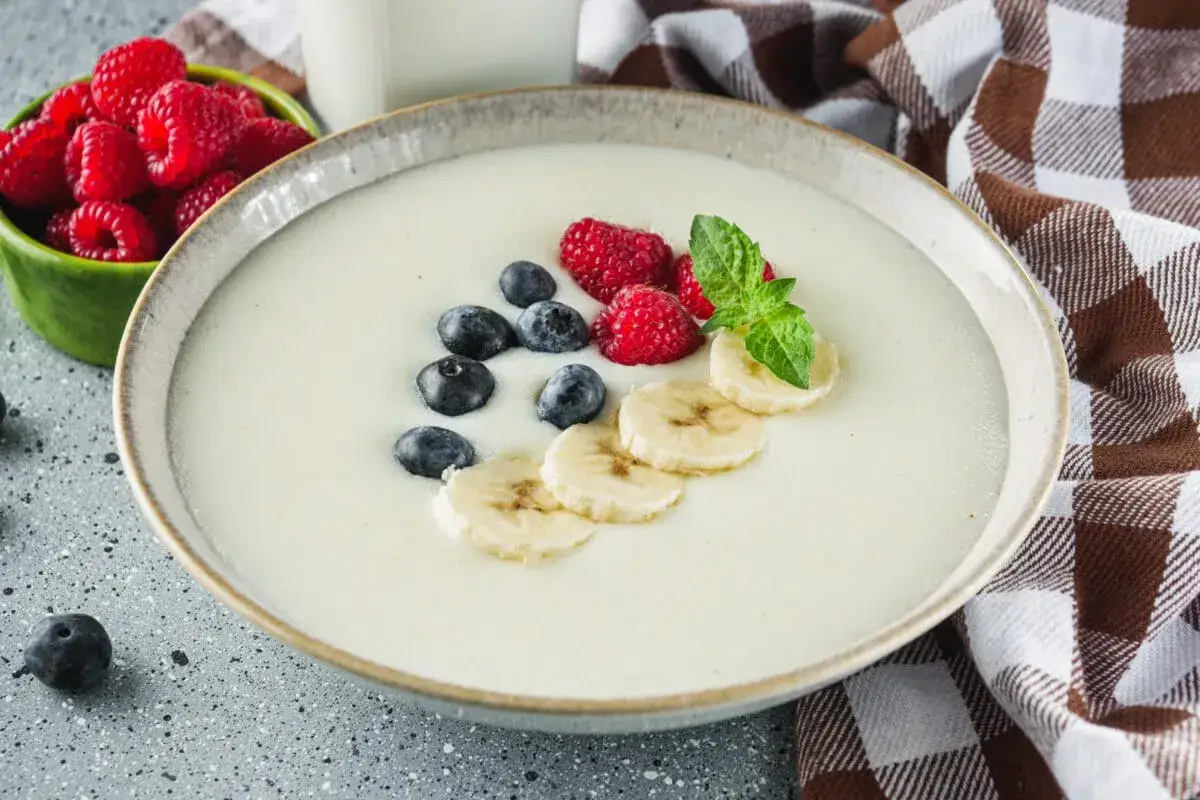 Pyszna kasza manna z malinami, borówkami i bananem. Idealna na śniadanie, zastanawiasz się, ile kaszy manny na litr zupy?