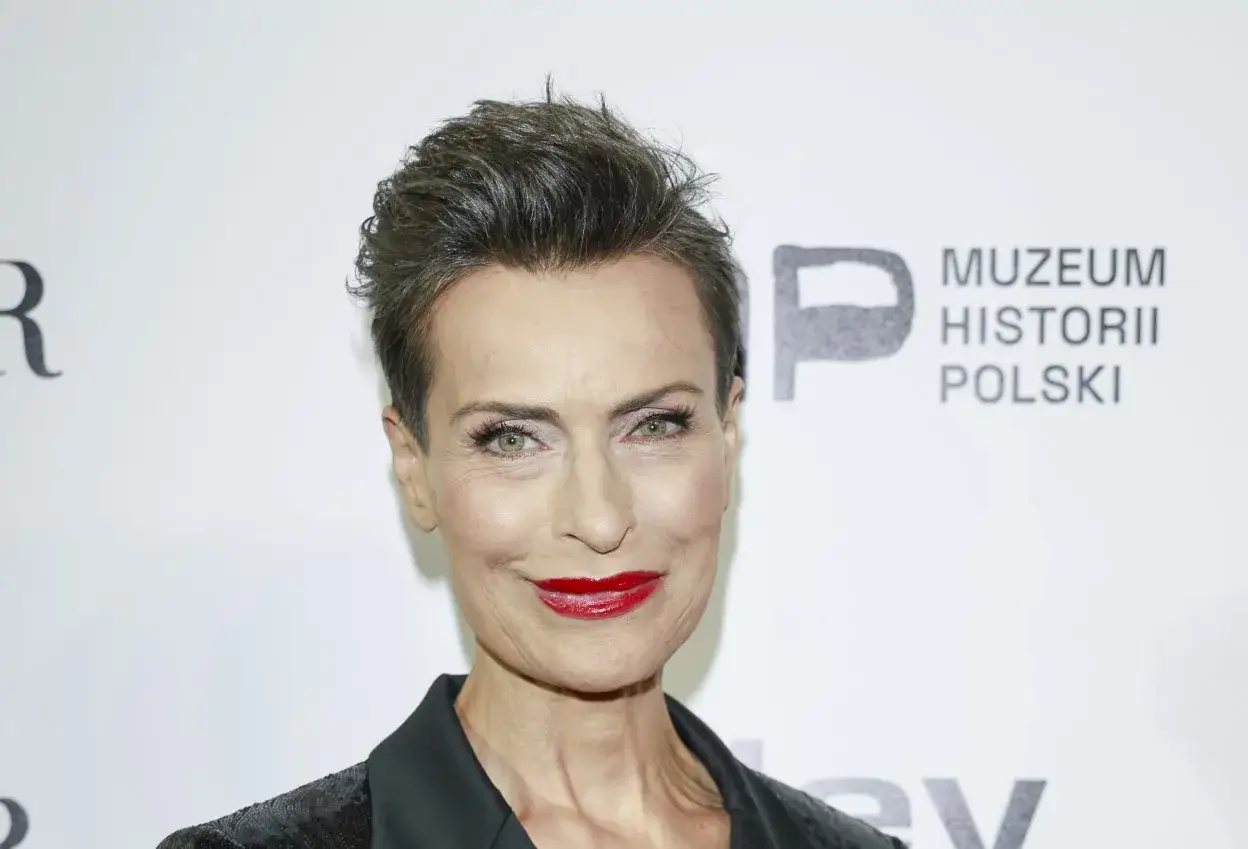 Danuta Stenka, znana z wielu film&oacute;w, seriali i program&oacute;w, prezentuje się z charakterystycznym makijażem i fryzurą.