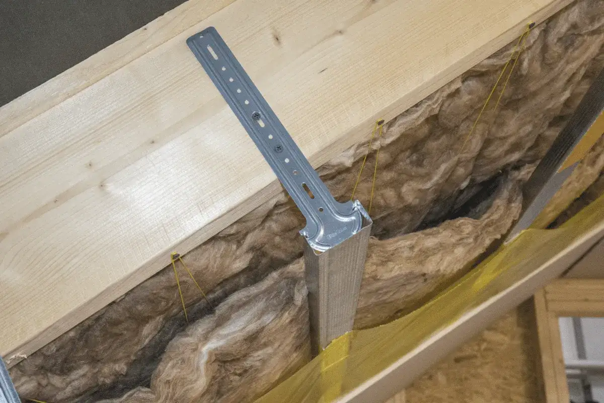 Montaż wieszak&oacute;w grzybkowych: jakie wkręty wybrać do drewnianej konstrukcji poddasza z wełną mineralną.