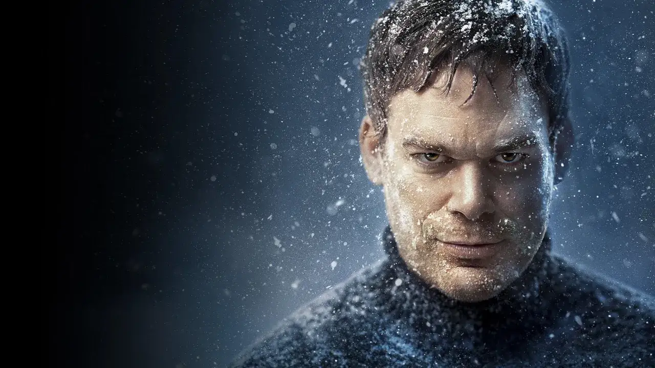 Twarz Dextera w śnieżnej zamieci, z lodem na włosach i twarzy. Nowy sezon Dexter: New Blood zapowiada się mroźnie.