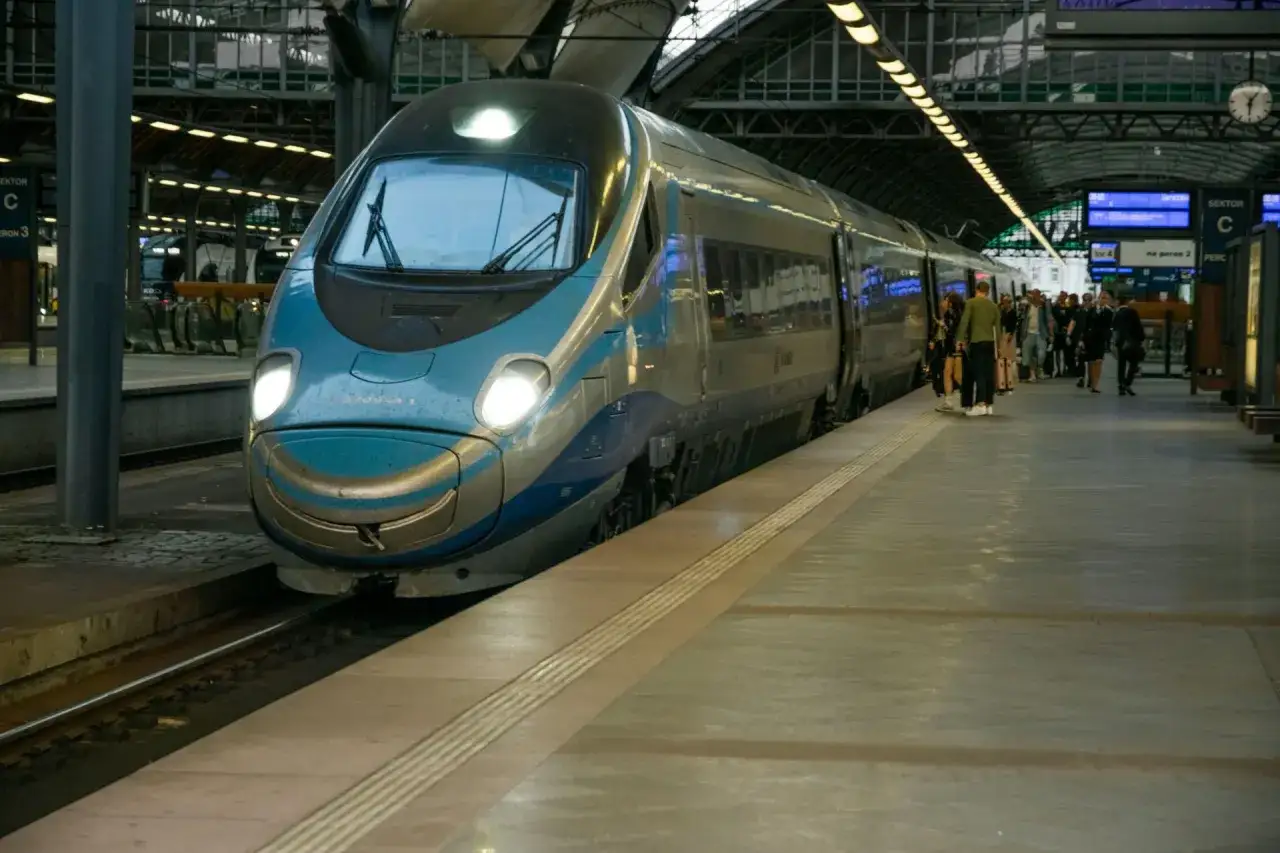 Nowoczesny Pendolino na peronie, gotowy do podróży. Pociągi Warszawa Wrocław to szybkie połączenie.