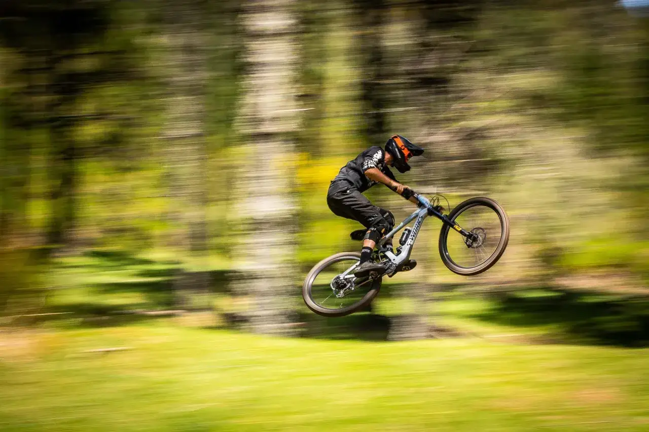 Rowerzysta w powietrzu, skaczący na rowerze enduro. To właśnie jest **enduro co to** za dyscyplina!