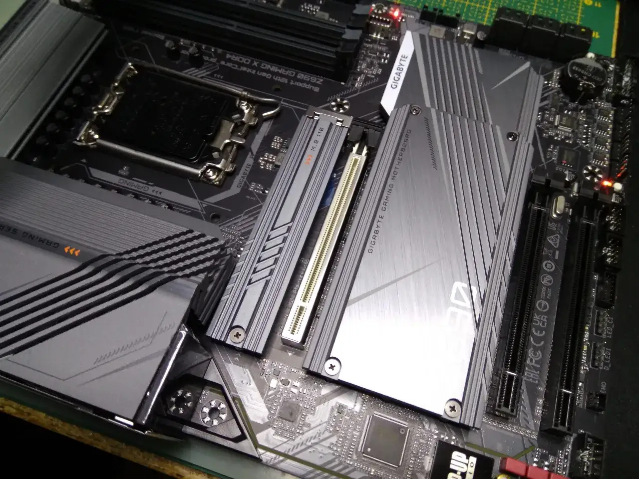 Płyta gł&oacute;wna Gigabyte Z690 z chłodzeniem i gniazdami. Dowiedz się, jak zaktualizować BIOS Gigabyte, aby uzyskać najlepszą wydajność.