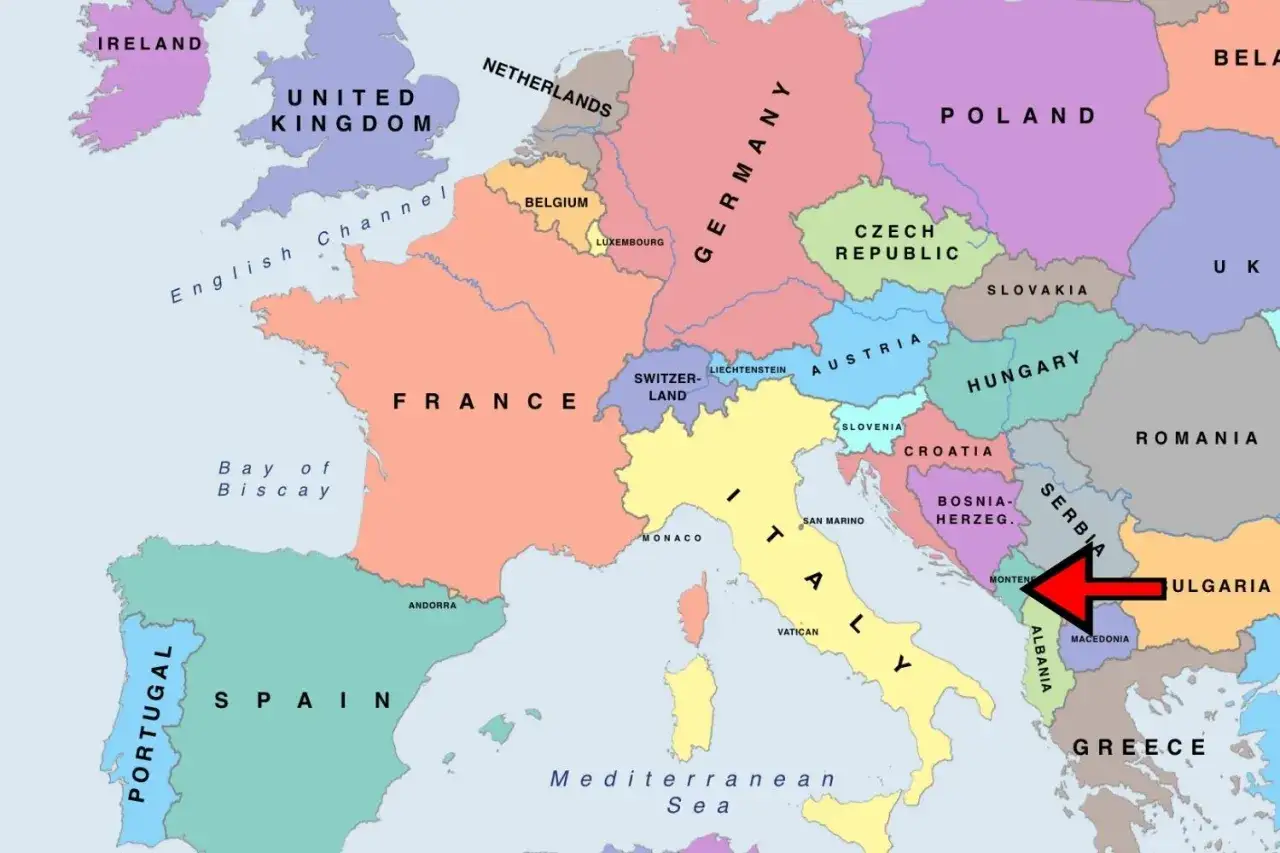 Mapa Europy z zaznaczoną Albanią. Czerwona strzałka wskazuje na Czarnogórę, sąsiadującą z Albanią. Ile km do Albanii zależy od punktu startowego.