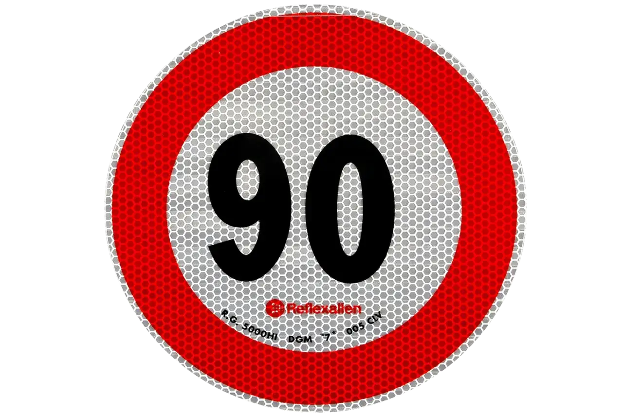 Znak drogowy ograniczenia prędkości do 90 km/h. Wykonany z materiału z taśmą odblaskową 3M, zapewniającą widoczność w nocy.