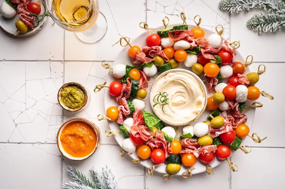 Nowoczesne dania świąteczne, deska ser&oacute;w i wędlin, finger food na święta