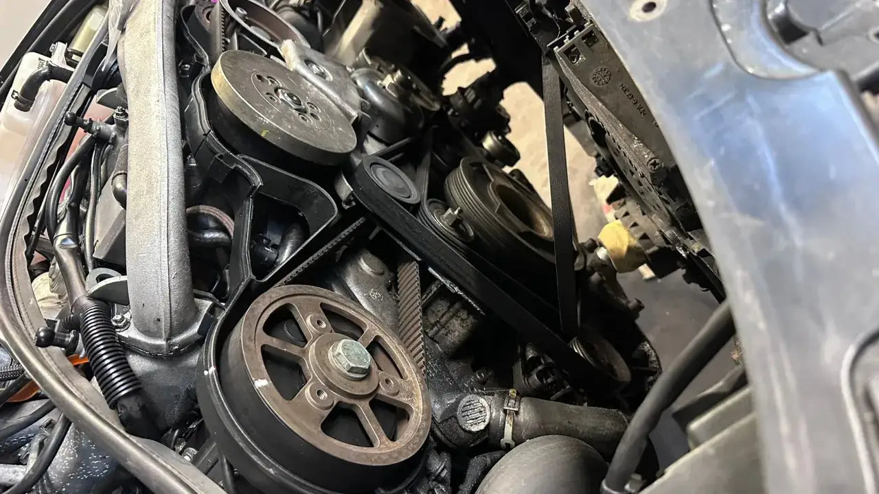 Silnik diesla z widocznymi paskami i kołami pasowymi. Zastanawiasz się, ile wytrzymuje dwumasa w dieslu? To zależy od wielu czynnik&oacute;w.