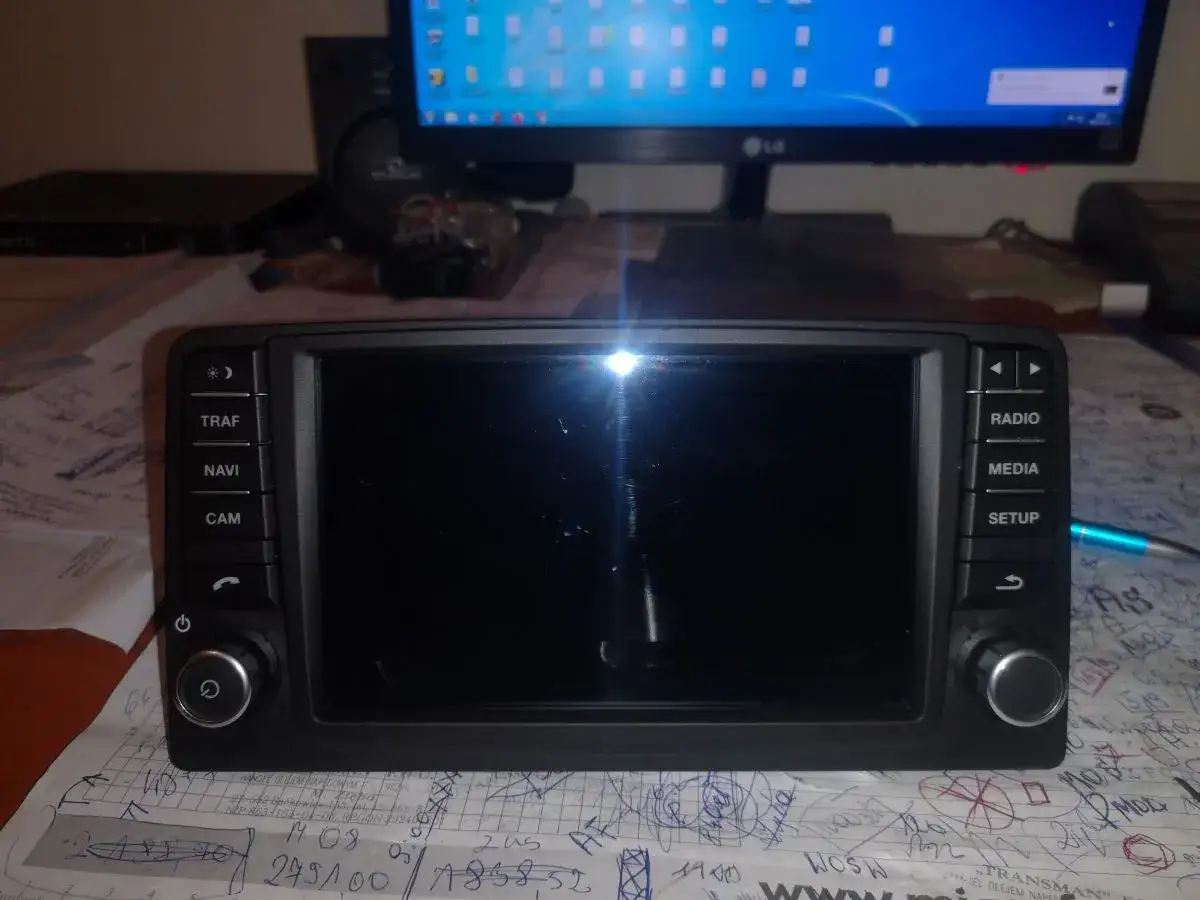 Radio MAN TGX z ekranem dotykowym. Przyciski TRAF, NAVI, CAM, RADIO, MEDIA, SETUP. Jak zresetować radio?