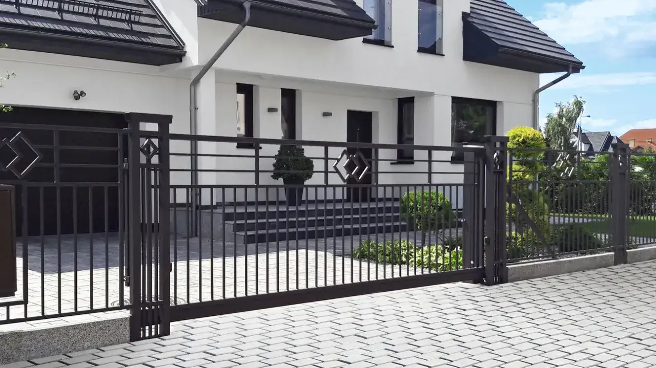 Nowoczesne, metalowe ogrodzenie z bramą przesuwną. Ciekawe ogrodzenia galeria inspiracji.