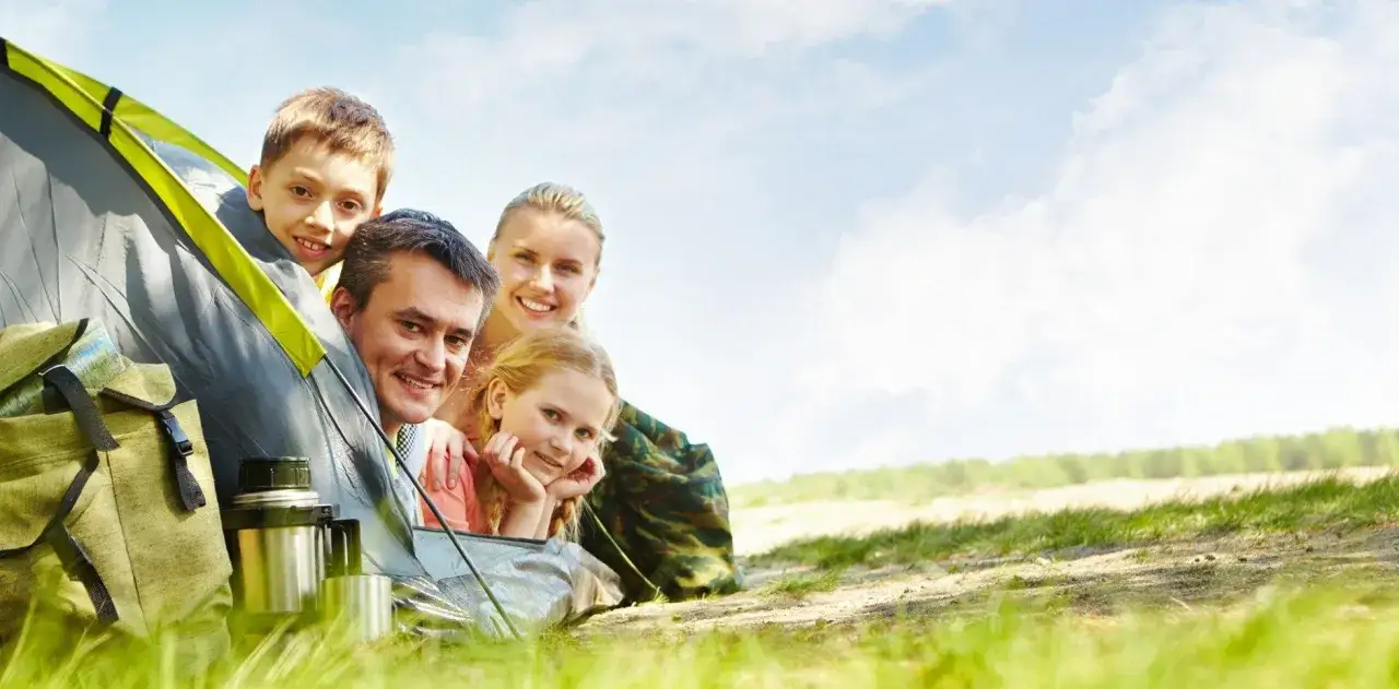 rodzina w parku rozrywki bon turystyczny