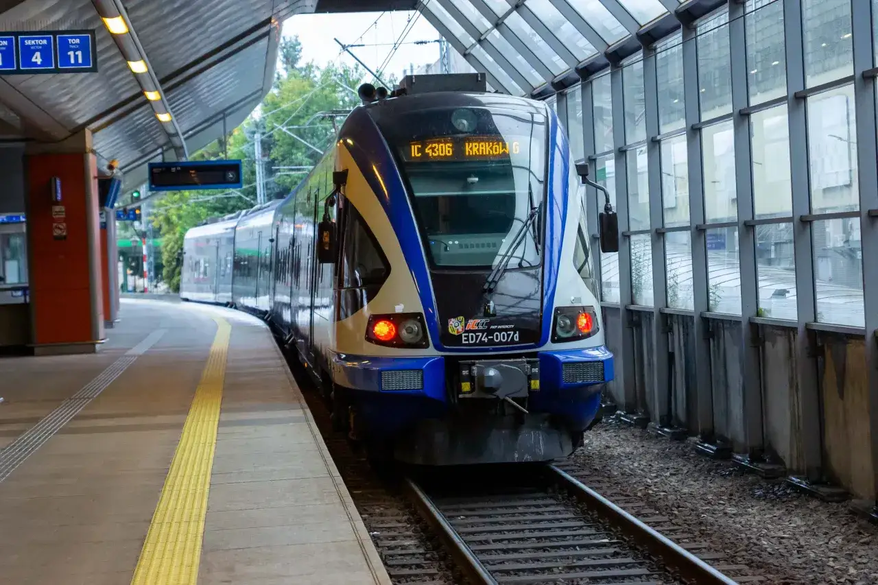 Pociąg IC 4306 relacji Katowice-Kraków stoi na peronie pod nowoczesną wiatą.