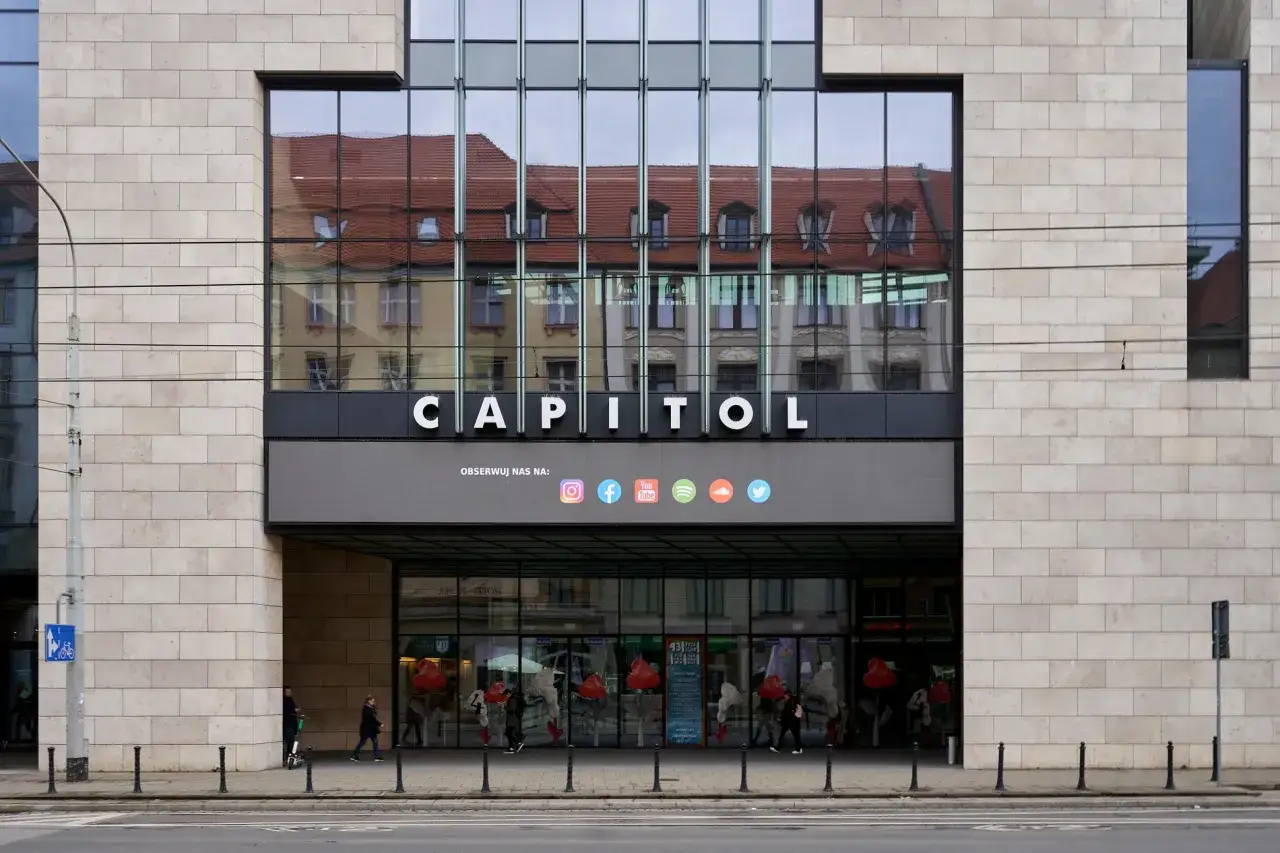 Nowoczesny budynek teatru Capitol we Wrocławiu z napisem 
