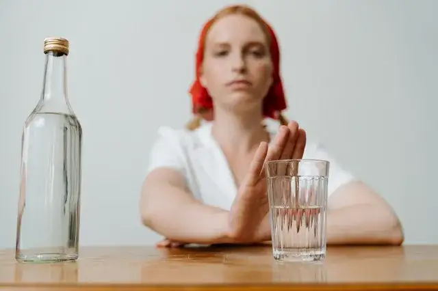 Zdjęcie Czy wódka się pali? Odkryj niebezpieczeństwa i mity związane z alkoholem