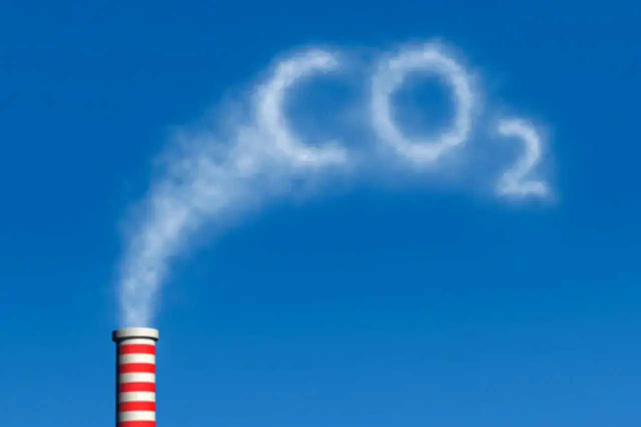 Dym z komina układa się w napis CO2, symbolizując dwutlenek węgla.