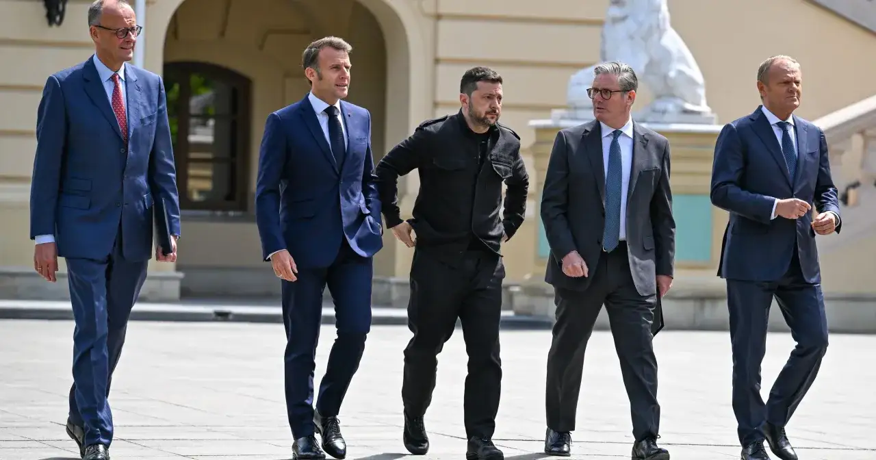 Politycy idą razem. Na pierwszym planie Donald Tusk, obok niego Keir Starmer, Wołodymyr Zełenski, Emmanuel Macron i Olaf Scholz.