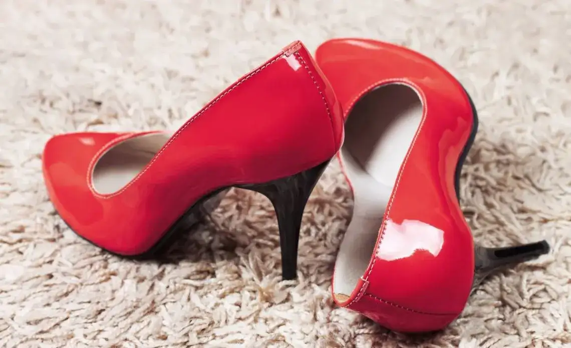 rodzaje uszkodzeń obcas&oacute;w rysy otarcia ubytki