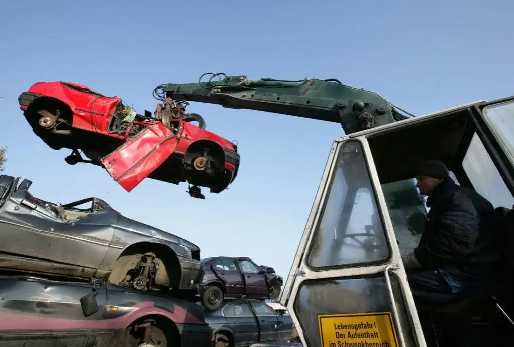 Stacja demontażu pojazdów, recykling samochodów, złomowanie auta