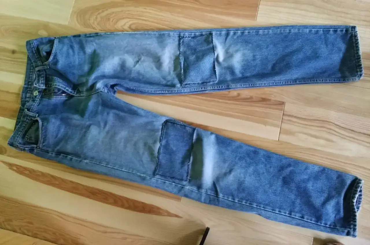 Naszywanie łaty na kolanie spodni