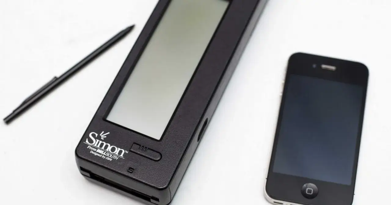 Pierwszy telefon dotykowy Simon obok nowoczesnego smartfona. Stylus leży obok.