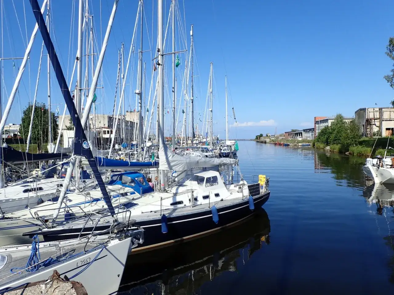 Port z żaglówkami, gdzie widać, że Łotwa ma dostęp do morza.