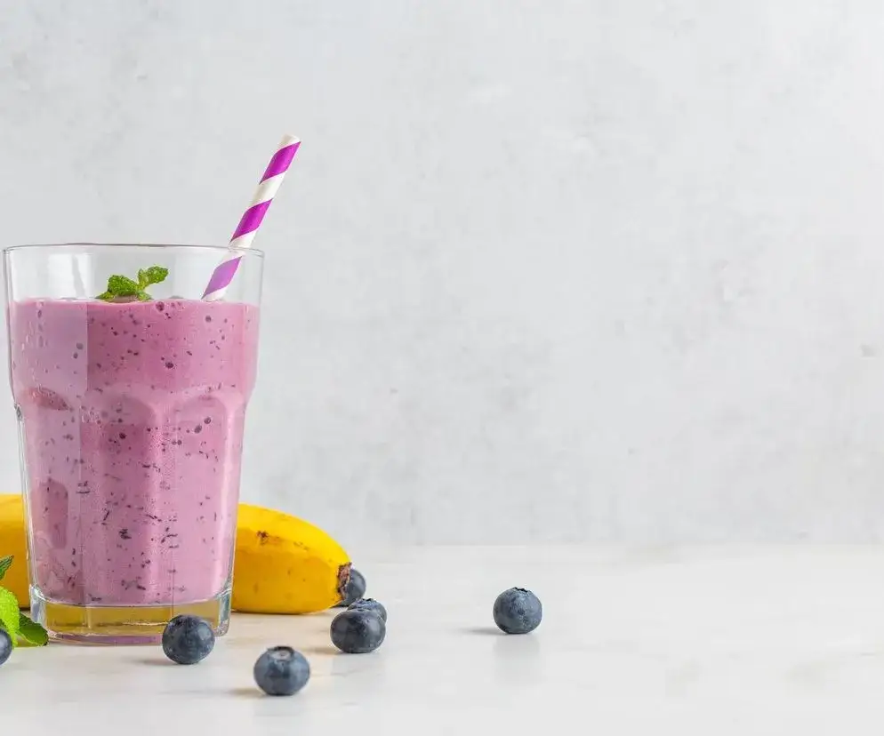 r&oacute;żne rodzaje zdrowych koktajli domowych w szklankach