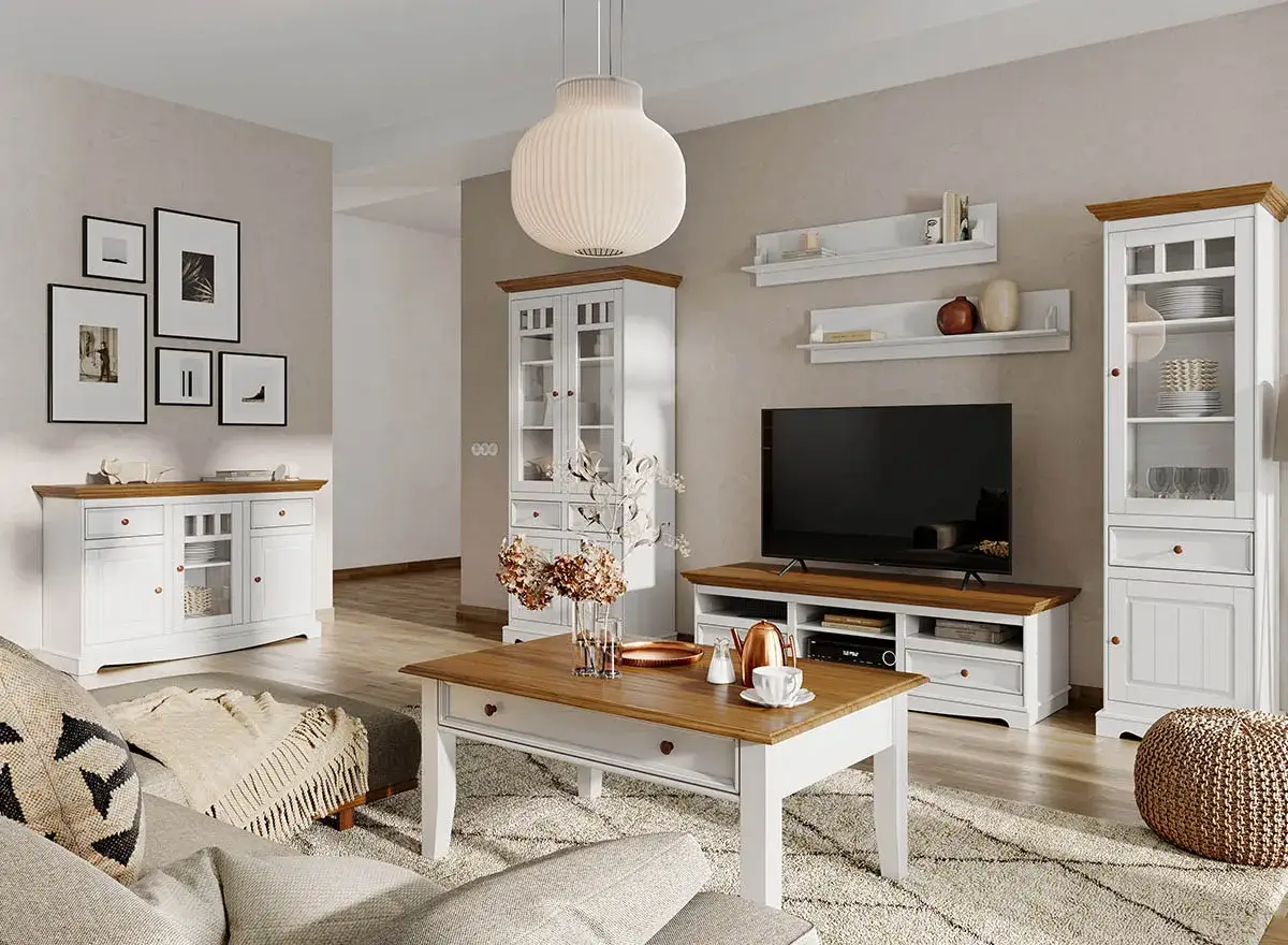 Przytulny salon w drewnie i bieli. Białe meble z drewnianymi blatami, komoda, witryna, stolik kawowy i szafka RTV tworzą harmonijną całość.