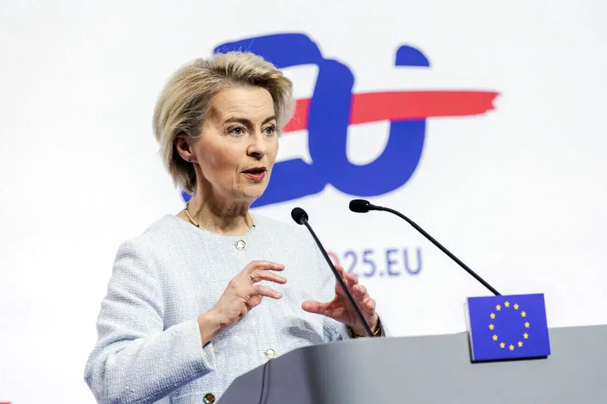 Ursula von der Leyen, która stoi za mównicą z flagą UE, jest twarzą inicjatywy 