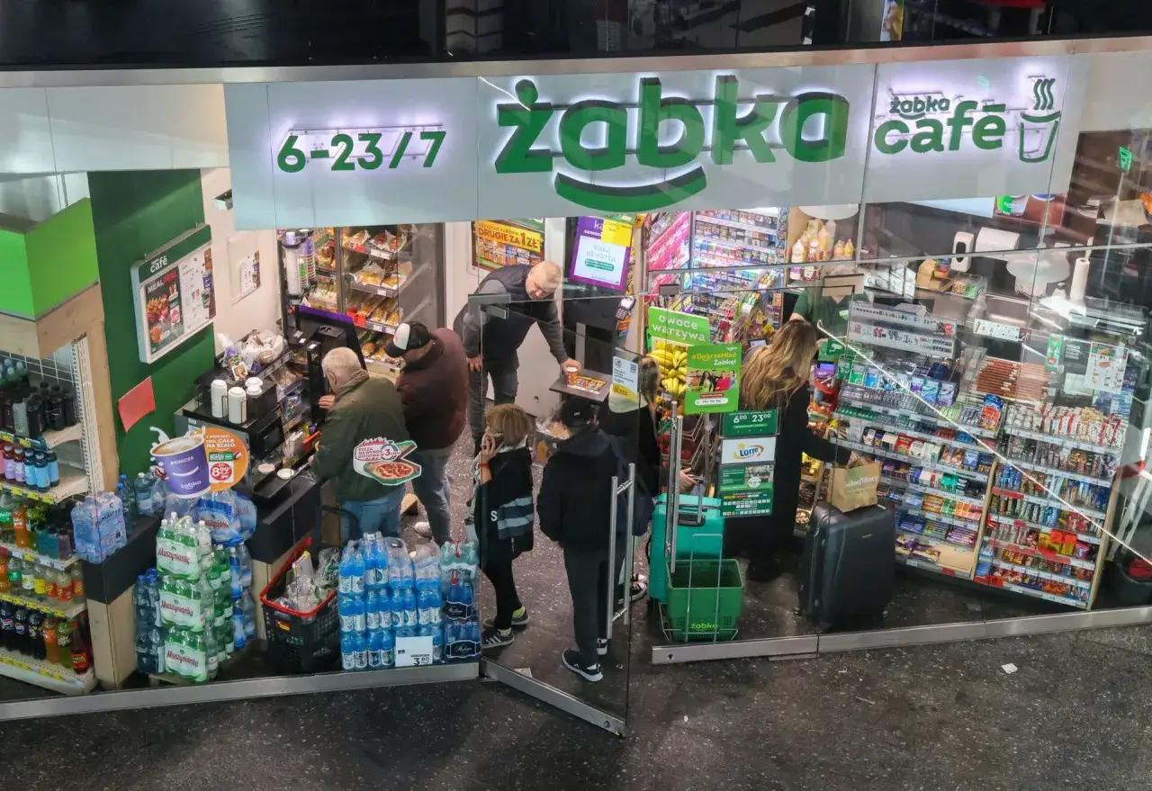 Pracownik Żabki różne obowiązki