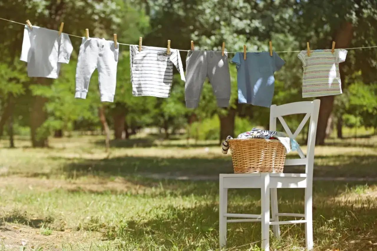 Pieluchy suszące się na słońcu